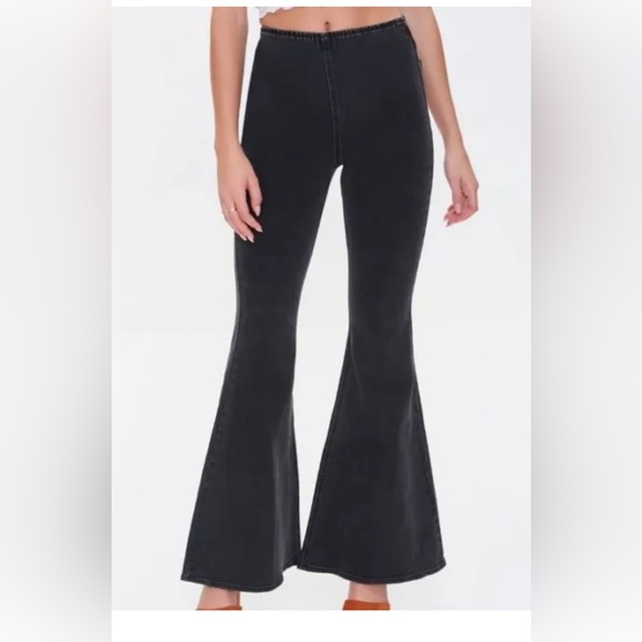 Forever 21 Premium Women's
Black Wash Flare Mid Rise jeans size L - Picture 2 of 8